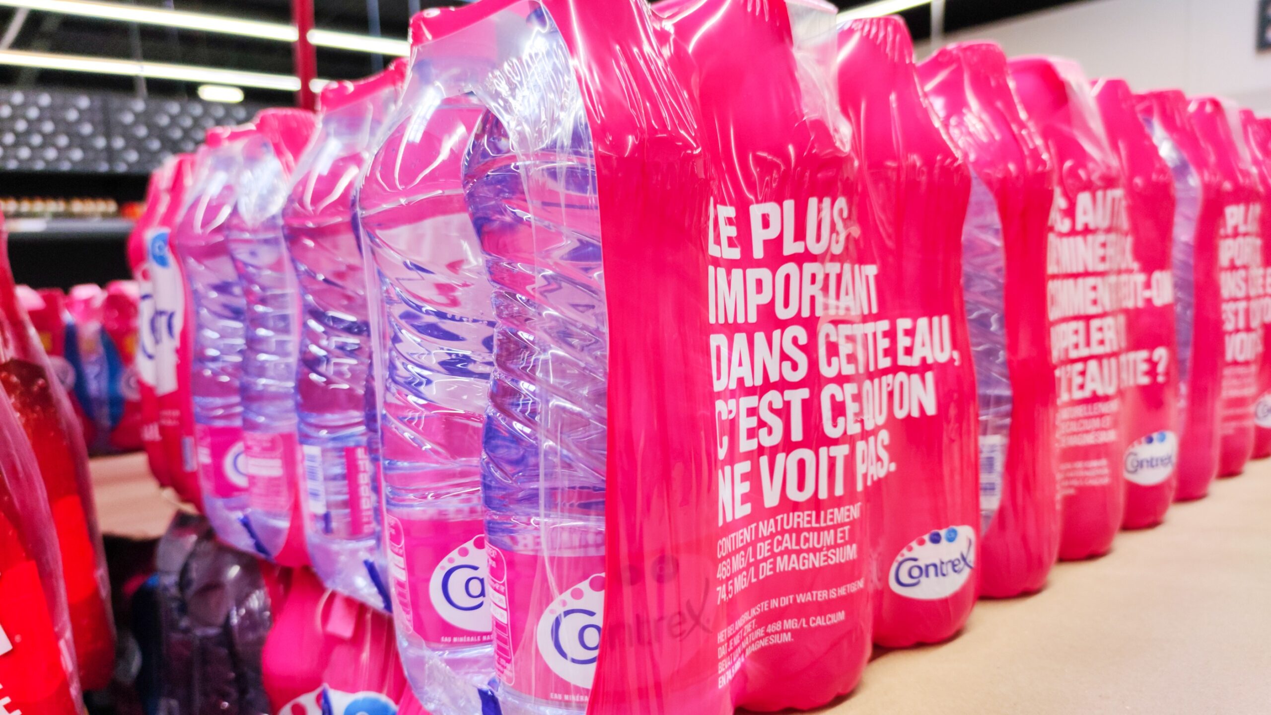 Contrex et Hépar : des niveaux de microplastiques jugés alarmants détectés dans les eaux minérales