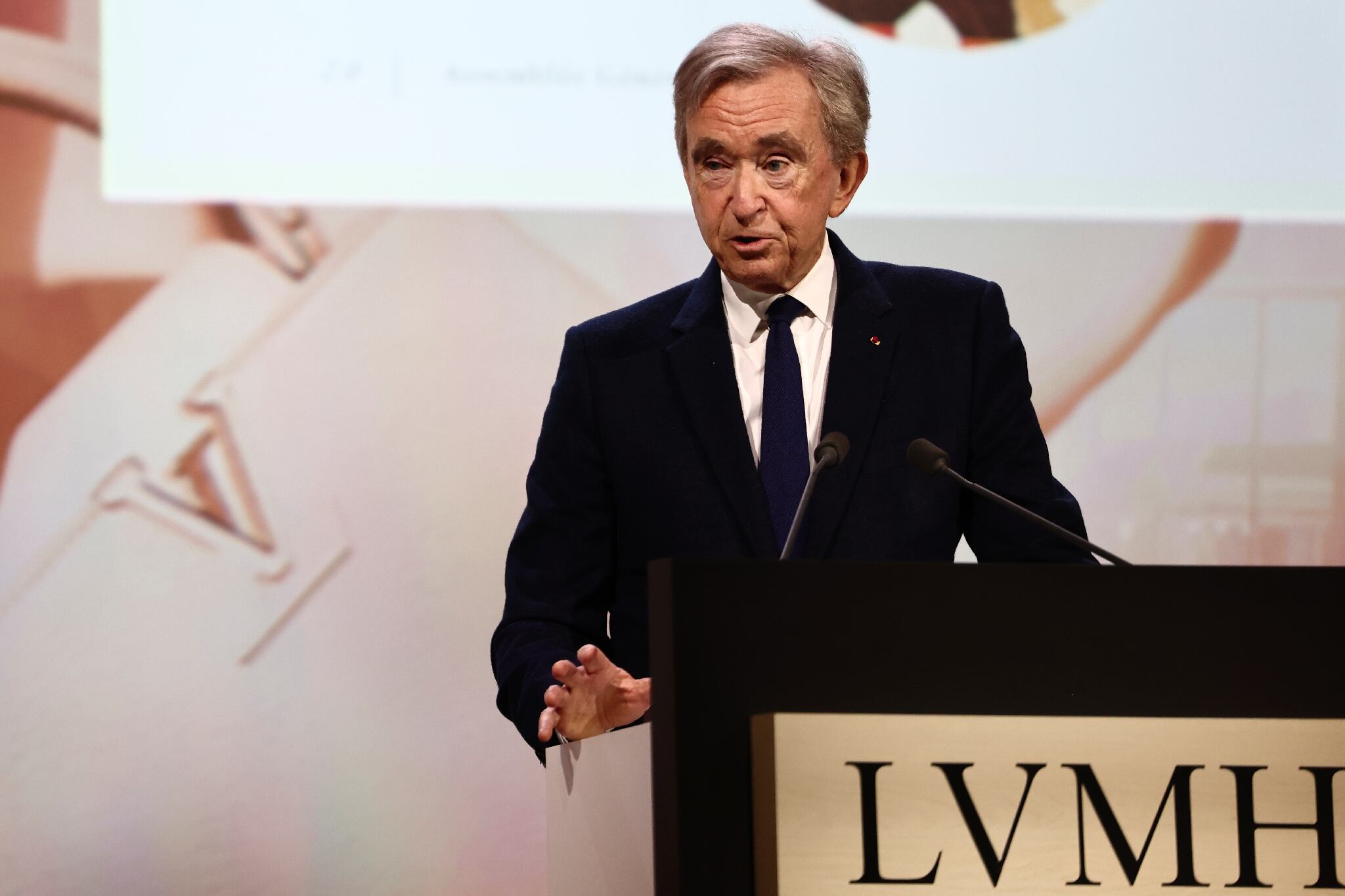 Bernard Arnault dénonce fermement la taxe Zucman, évoquant un risque majeur pour l’économie française