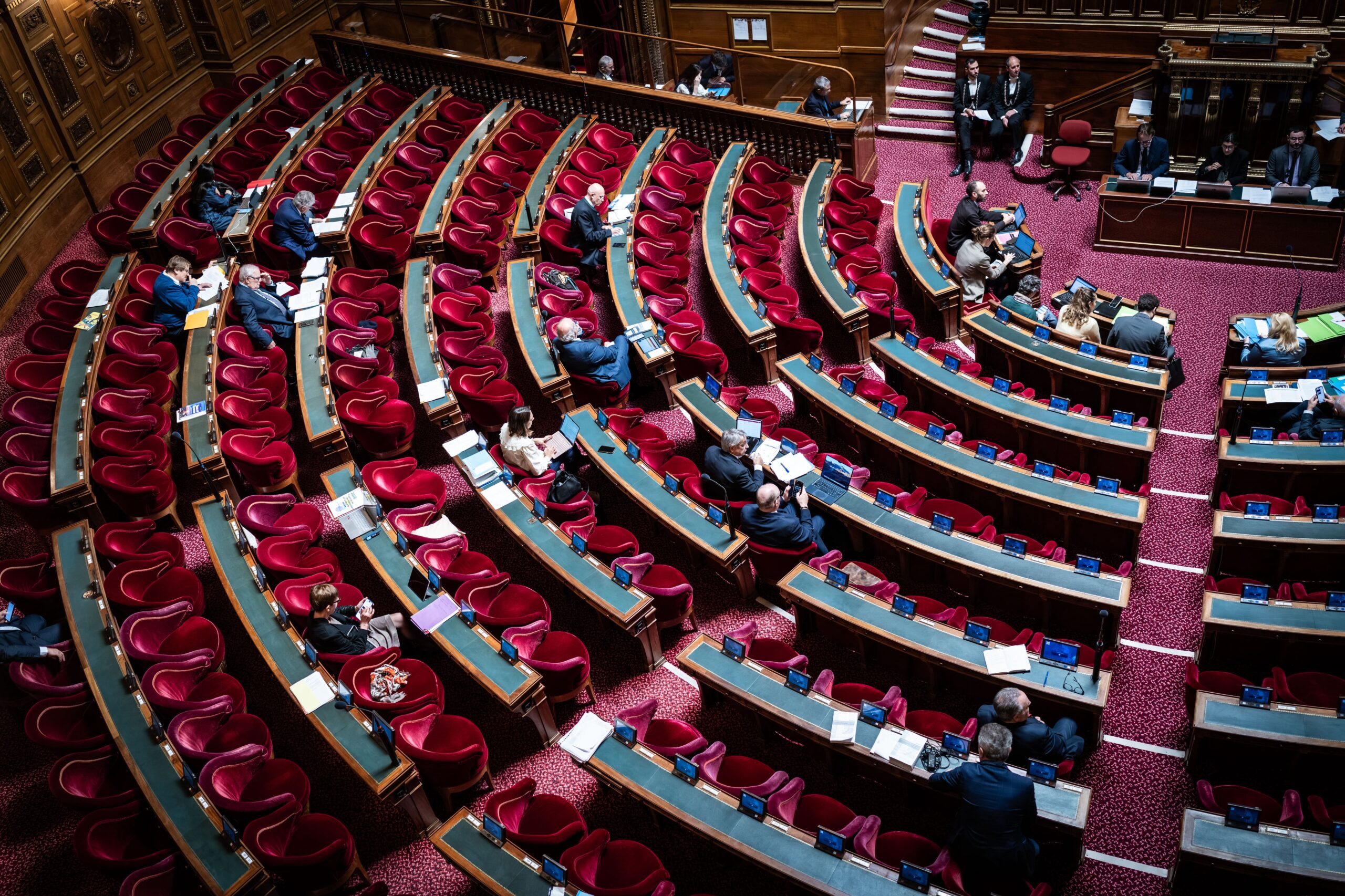 Le Sénat réintroduit le gel des retraites dès 2026, à l’exception des plus modestes