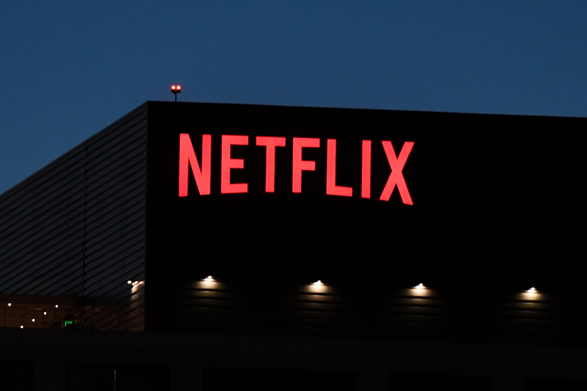 Netflix s’apprête à acquérir Warner Bros Discovery pour 83 milliards de dollars : une opération majeure dans l’industrie du divertissement