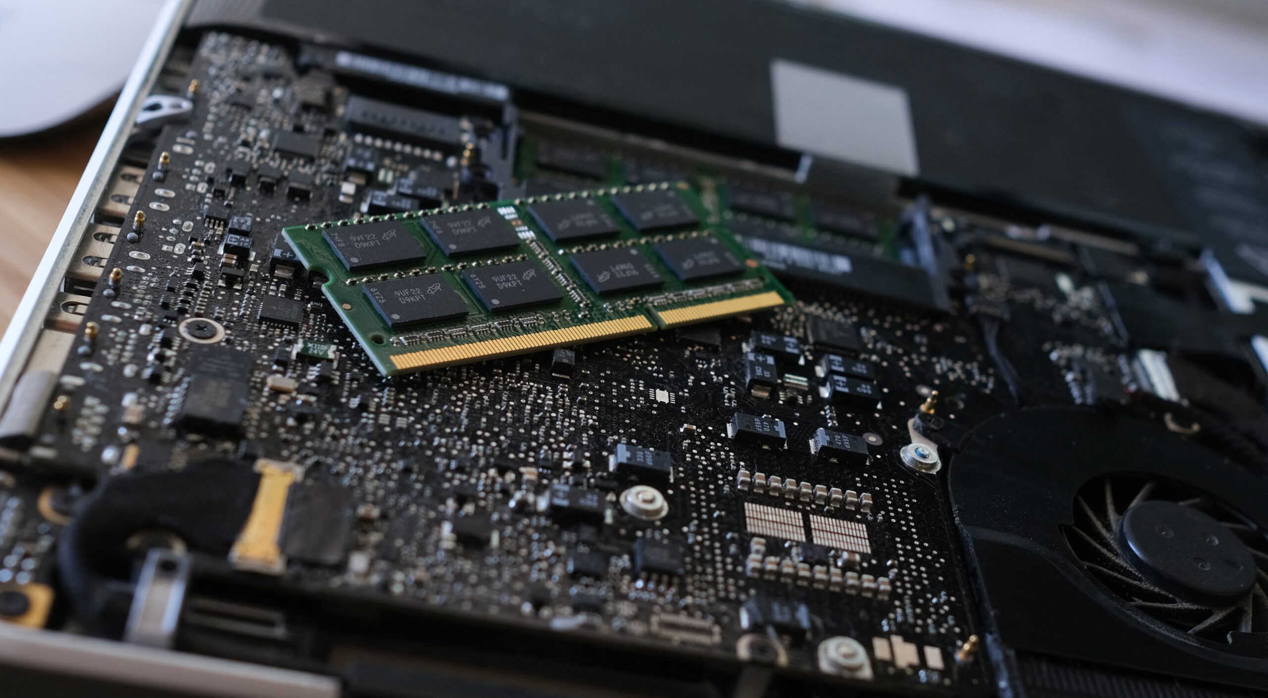 L’essor de l’intelligence artificielle bouleverse le secteur mondial de l’électronique