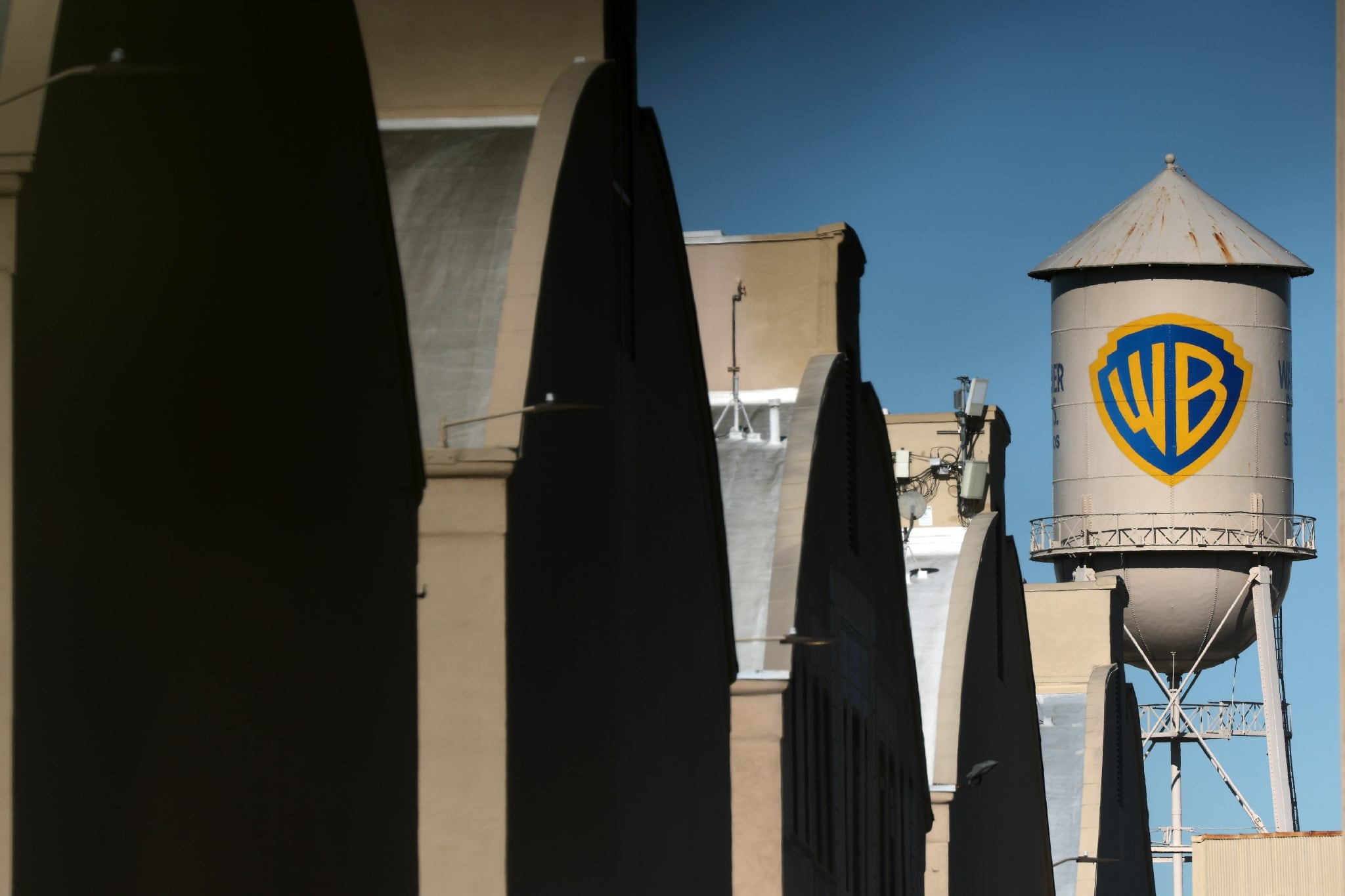 Le rachat de Warner Bros par Netflix : une opération qui bouleverse Hollywood