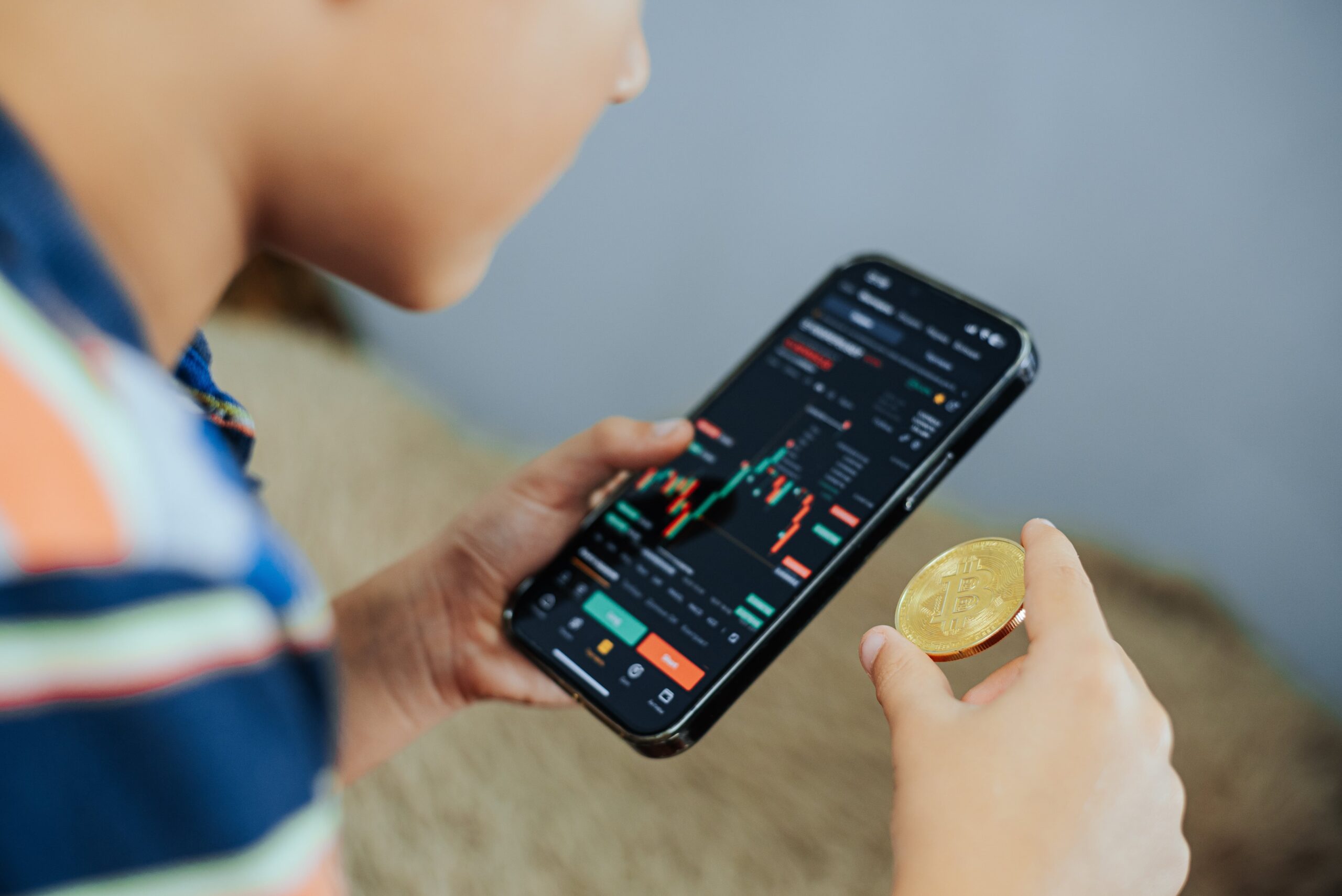 Face à la crise du logement, la Génération Z se tourne massivement vers les cryptomonnaies